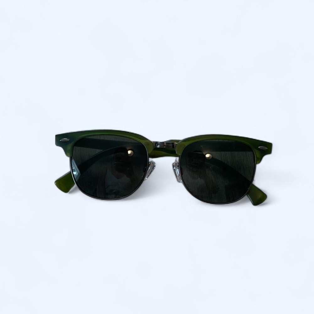 Green sunglasses with‎ black lenses